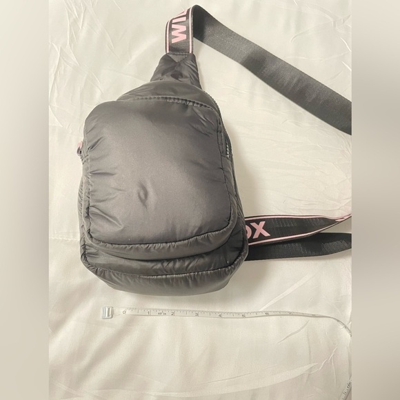 NWT WILDFOX Sling Logo Shoulder Bag Black/Pink. - Picture 14 of 14